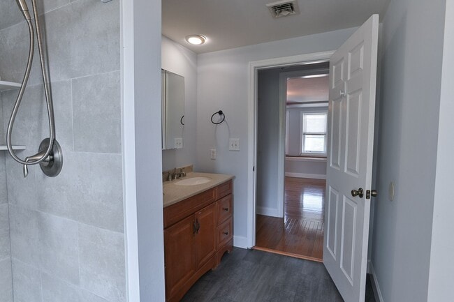 Building Photo - Spacious 3 Bedroom on Harris