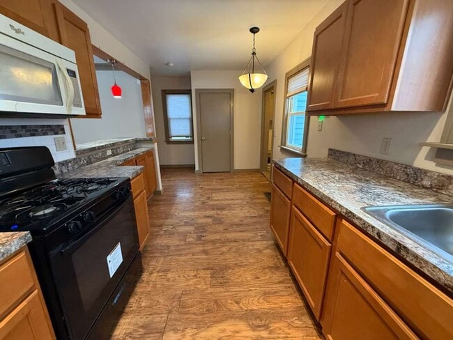 Building Photo - 2 BED, 1 BATH BEAUTIFIL SINGLE-FAMILY HOME IN EUCLID!