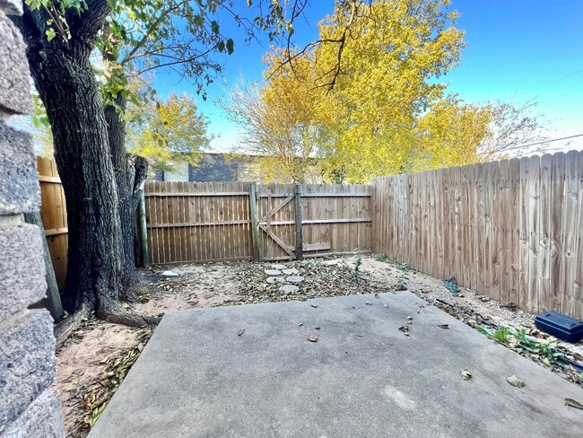 Building Photo - 1223 Lakecrest Dr