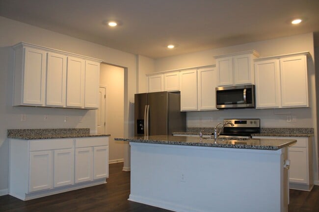 Building Photo - 3 Bedroom 2 .5 Bath Townhome Hephzibah!