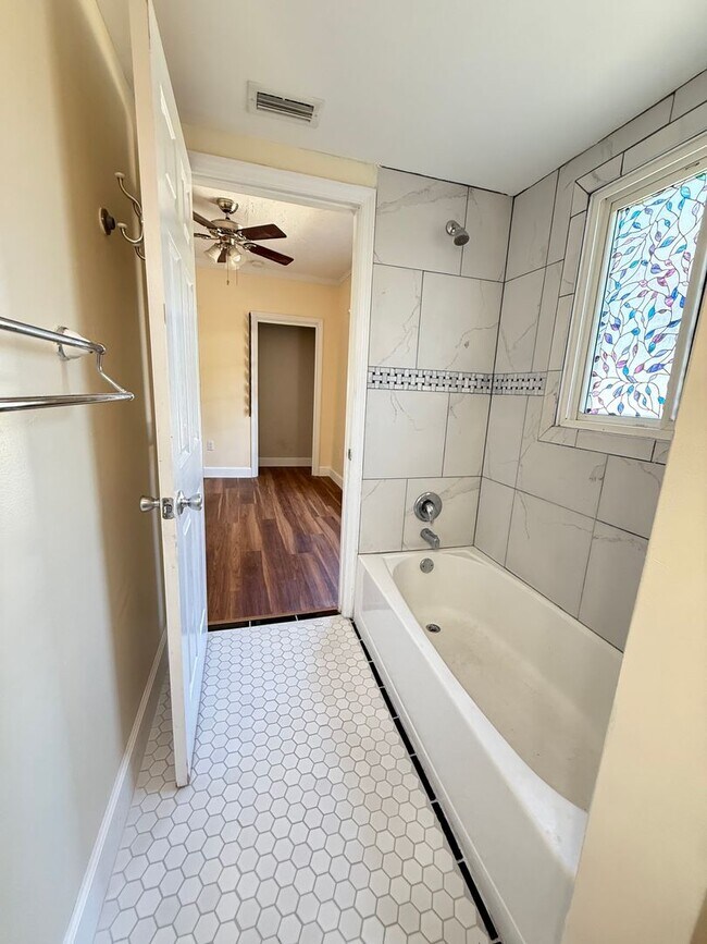 Building Photo - 3/2 Cottage Available! No deposit if qualified!