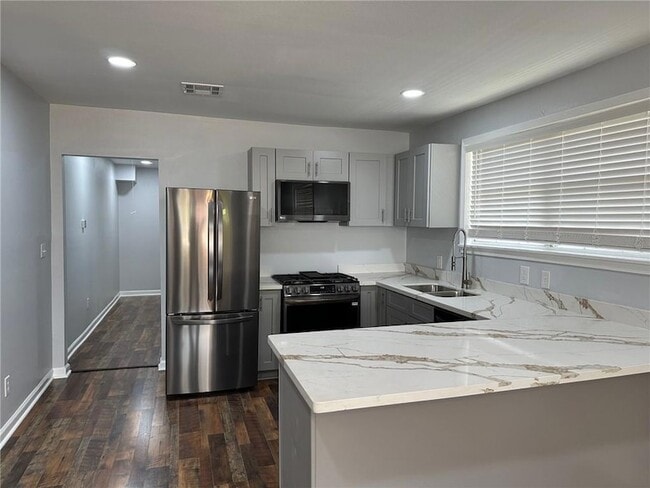 Building Photo - 834 Vallette St