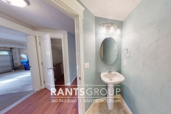 Building Photo - 4-bedroom, 2-bathroom Home with Green Belt in A Prime Location!