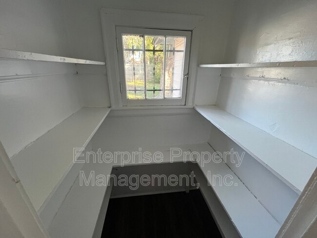 Building Photo - 836 Maury St