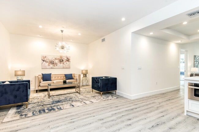 Building Photo - Regency Holt Apartments