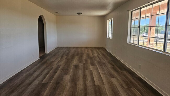 Building Photo - Cute farmhouse with lots of upgrades