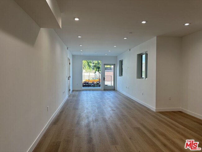 Building Photo - 9842 Vidor Dr