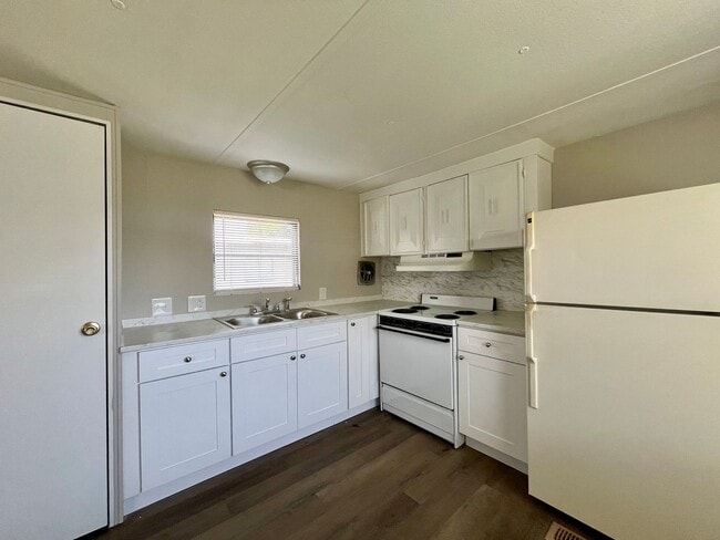 Building Photo - 2 Bed 2 Bath Thonotosassa! New paint throu...