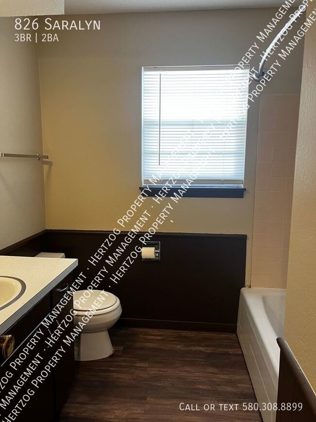 Building Photo - 826 Saralyn-