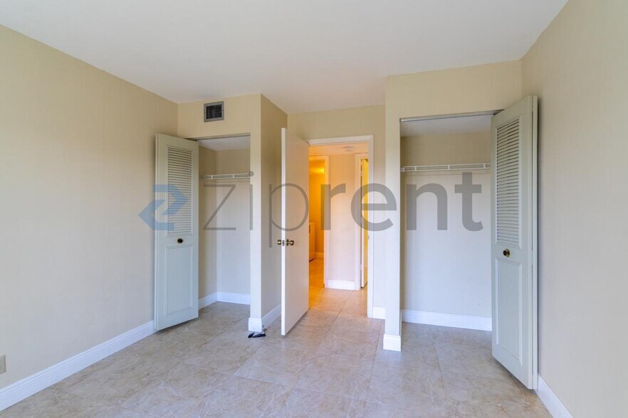 Building Photo - Unit D1