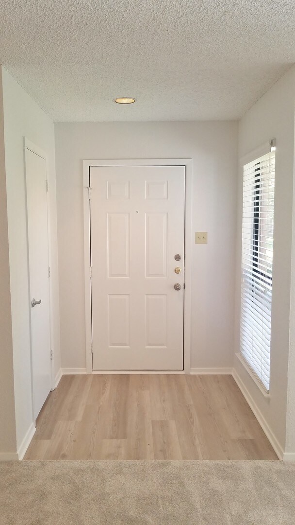 Building Photo - Spacious, Remodeled Duplex Unit Near Hulen...