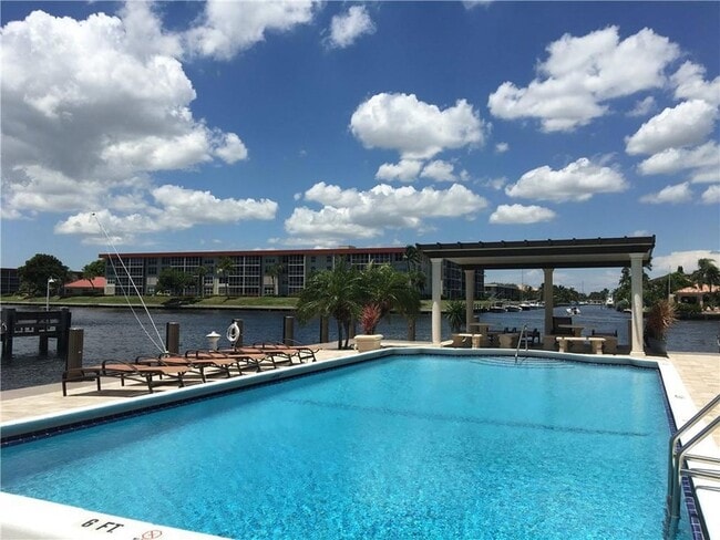 Building Photo - 1160 Hillsboro Mile Unit 904