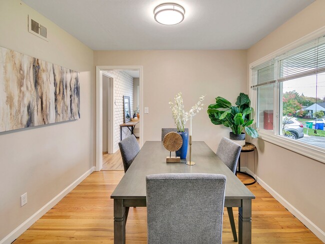 Building Photo - MID-CENTUTY MODERN 4 BEDROOM/2 BATH HOME-MUST SEE TO APPRECIATE!!