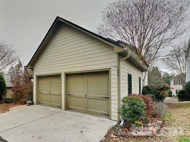 Building Photo - 1442 Hedgewood Ln NW