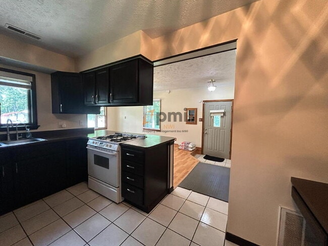 Building Photo - 5107 White Oak Terrace