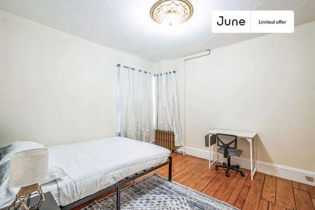 Primary Photo - Private bedroom in 4 bed/1.5 bath Home