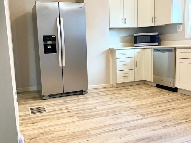 Building Photo - 1 Bedroom with nice size rooms