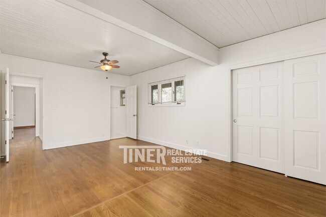 Building Photo - Fair Oaks Village Charmer
