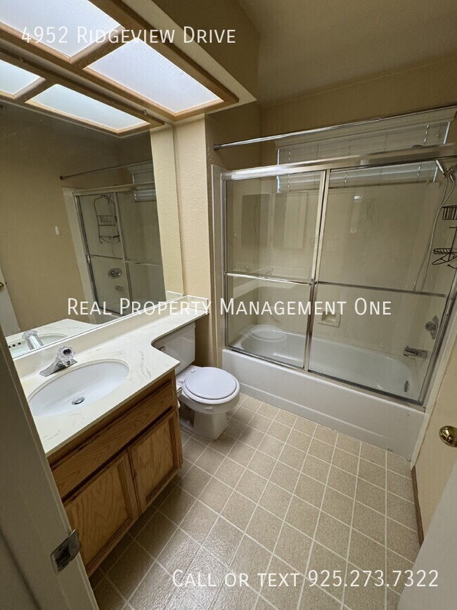 Building Photo - 4952 Ridgeview Dr