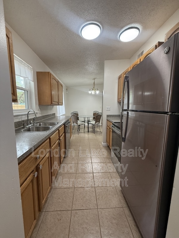 Building Photo - 909 La Marche Dr