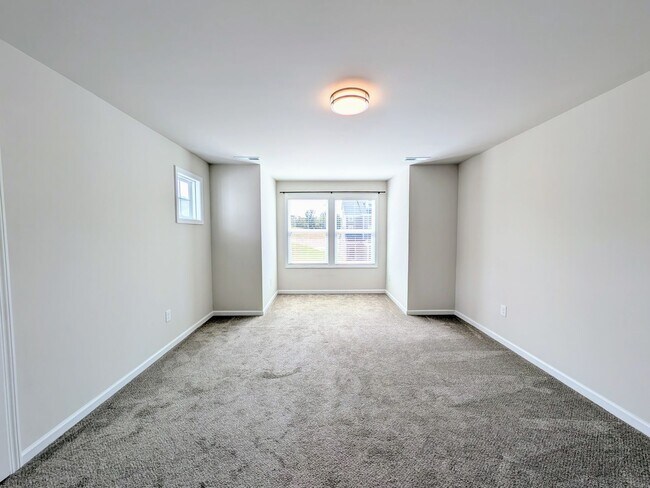 Building Photo - Stunning 4BR/3.5BA End Unit Townhome in Wa...