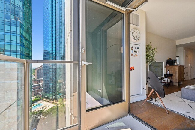 Building Photo - 99 Hudson St