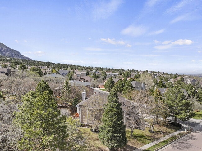 Building Photo - Spacious 6-Bedroom Broadmoor Rental with M...