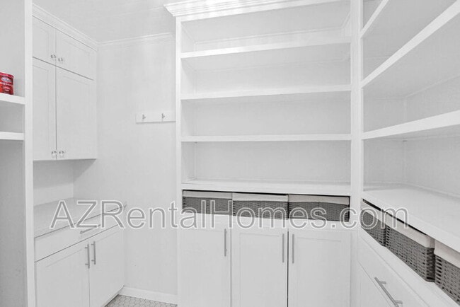 Building Photo - 621 W Plata Ave