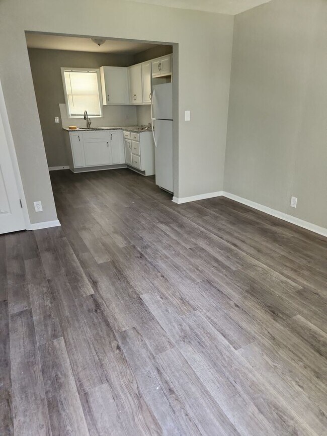 Building Photo - 2 Bedroom 1 Bath