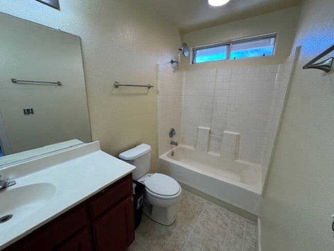 Building Photo - 3 Bedroom Townhouse Available Soon!