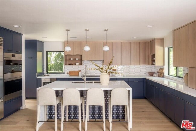 Building Photo - 2313 Banyan Dr