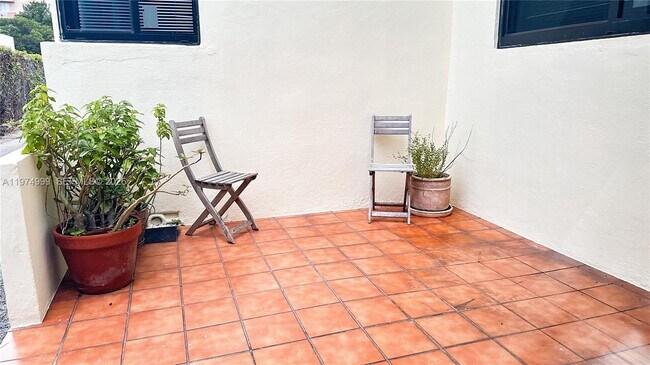 Building Photo - 320 SW 29th Rd