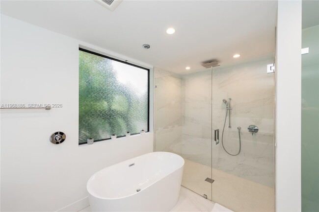 Building Photo - 2550 Overbrook St