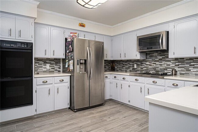 Building Photo - 337 Poenisch Dr