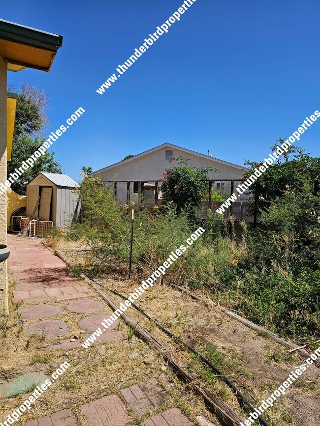 Building Photo - 3 bedroom, 2 baths  with great backyard oa...