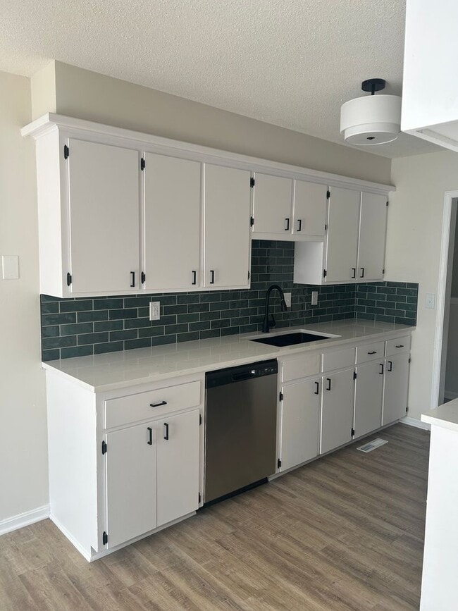 Building Photo - 1208 N Brunswick Ln