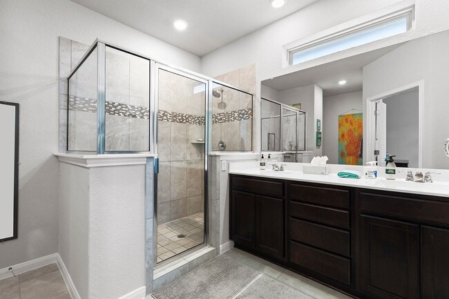 Building Photo - "Charming 3-Bedroom Retreat with 2 Baths i...