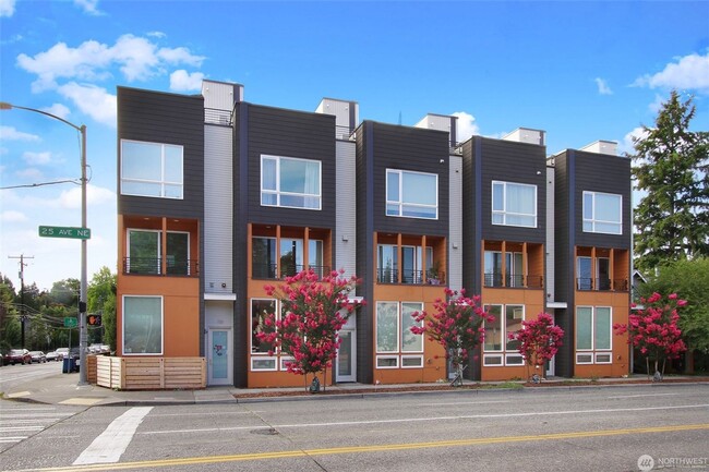 Building Photo - 2Bd/2Ba Seattle Townhouse