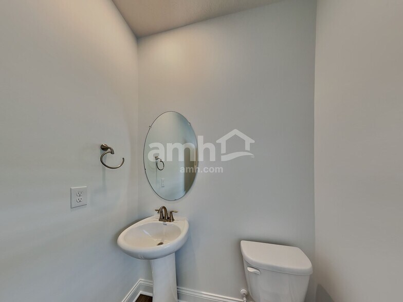 Building Photo - 318 Pine Hill Court
