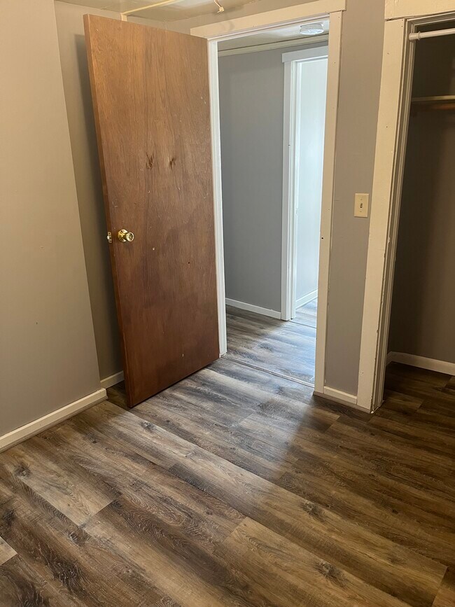 Building Photo - 915 Main St E