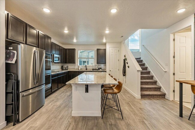 Building Photo - 623 E 460 S