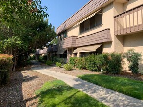 Building Photo - 3 Bed 2.5 Bath Townhouse