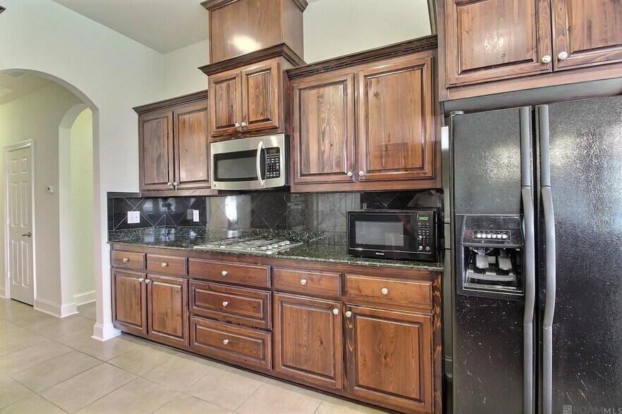 Building Photo - 20357 Chaumont Ave