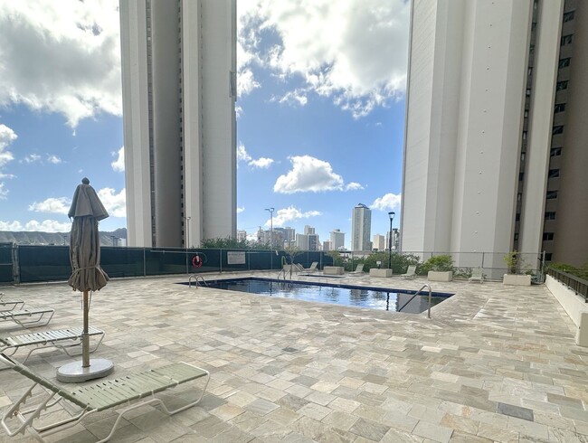 Building Photo - Modern 2-Bedroom with Stunning Honolulu Vi...