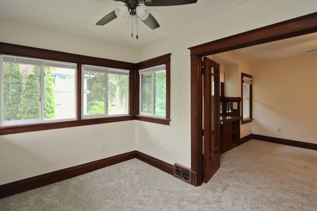 Building Photo - 416 1/2 W Jackson Street Unit
