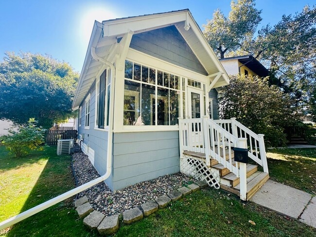 Building Photo - Charming 2-Bedroom Home with Hardwood Floo...