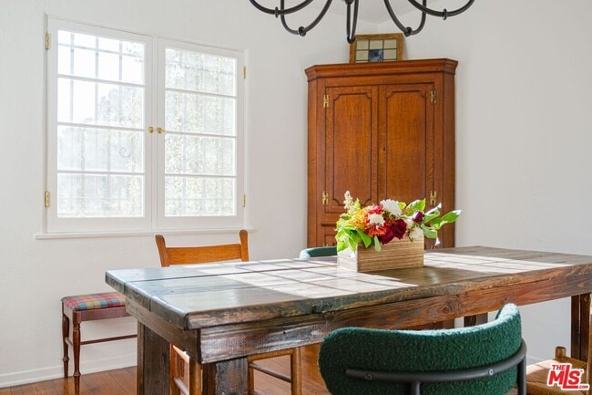 Building Photo - 3015 Beachwood Dr