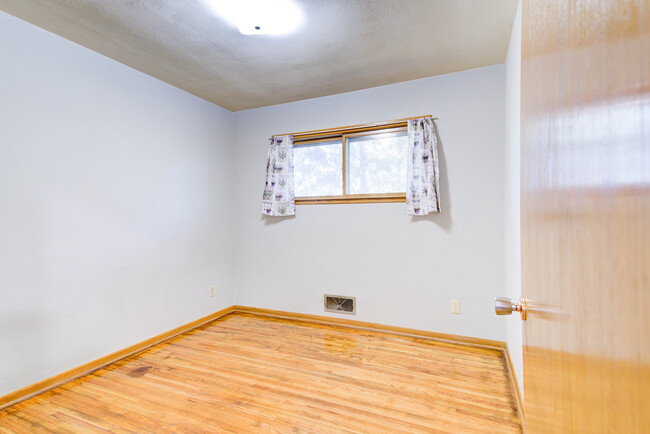 Bedroom 2 - 949 Hawthorne Ave E