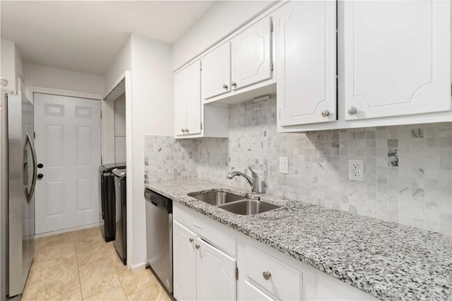 Building Photo - 46 Le Parc Fontaine