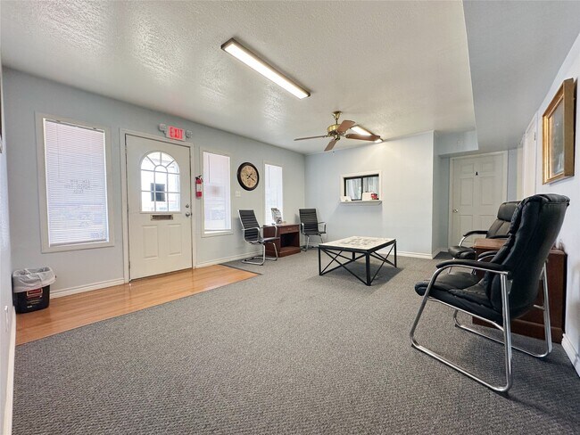 Building Photo - 702 N Richmond Rd